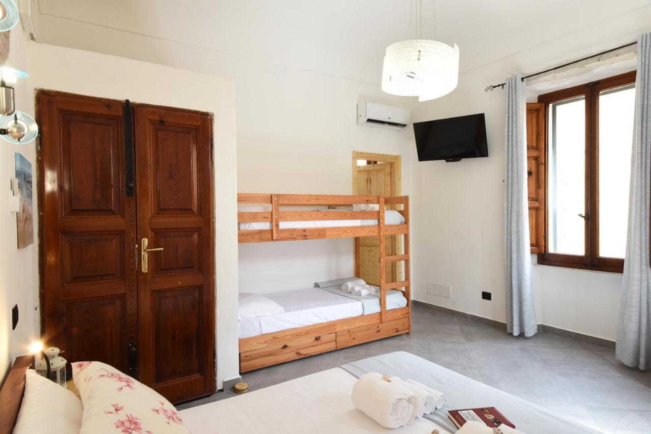 La Casa Di Dario Hotel La Maddalena  Bagian luar foto